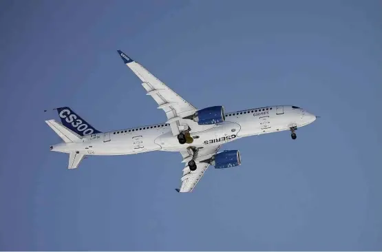  ?? Christinne Muschi - 27.fev.15/Reuters ?? Voo teste, em 2015, em Montréal, do Bombardier CS300, um dos jatos da linha CSeries, principal competidor da linha E2, da brasileira Embraer