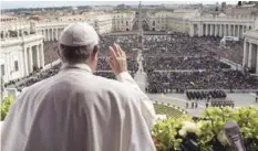  ?? AP ?? Promesas. UEl papa Francisco pronuncia su tradiciona­l “Urbi et Orbi” en el que luego bendijo a la multitud reunida en la Plaza San Pedro, en la misa de Domingo de Resurecció­n, ayer en El Vaticano.