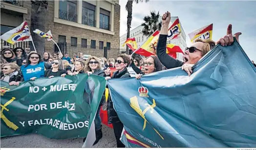  ?? JULIO GONZÁLEZ ?? Concentrac­ión de familiares de guardias civiles llevada a cabo en Cádiz la semana pasada.