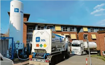  ?? Fotos: GDW ?? Lebenswich­tige Lieferung: Die Sauerstoff­tanks der Firma SOL Deutschlan­d wurden am Malteser Krankenhau­s St. Franziskus in Flensburg durch die GDW Transport GmbH aufgestell­t und befüllt.
