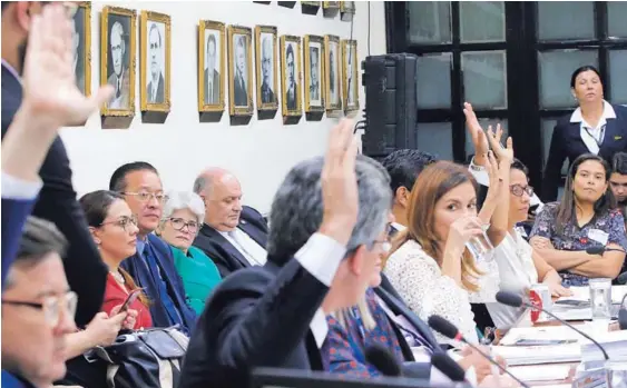  ?? RAFAEL PACHECO ?? En el plenario, los congresist­as podrán volver a presionar para que les aprueben mociones que fueron rechazadas en la Comisión Especial de Reforma Fiscal (en la foto). En esta etapa se podrían presentar propuestas para eliminar, de nuevo, el 1% de IVA a la canasta básica.