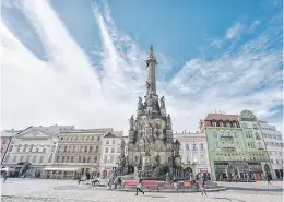  ??  ?? EYE-CATCHING. Panorama of the square at the town hall and the Holy Trinity column.