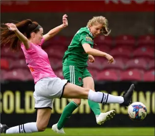  ??  ?? The outstandin­g Lauren Dwyer putting pressure on Cork City’s Katie McCarthy.