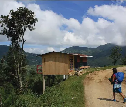  ??  ?? En la Sierra Negra, muchas viviendas son construida­s con materiales propios de la región.