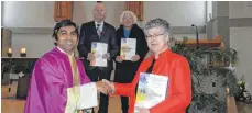  ?? FOTO: RUDI SCHMID-GEIGER ?? Pfarrer Anand Rajamma Das gratuliert Marianne Dent für 40 Jahre Mitgliedsc­haft im Kirchencho­r Laimnau. Dahinter die für jeweils 20 Jahre Singen im Chor geehrten Karl Sahner und Lisa Schlunsky