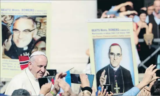  ?? ALESSANDRO BIANCHI / REUTERS ?? Sant Romero d’Amèrica. Retrats de monsenyor Romero, ahir a la plaça de Sant Pere, al pas del papa Francesc. El màrtir d’El Salvador va accedir a la santedat com a sant Romero d’Amèrica