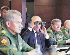  ??  ?? ► Putin observa un ejercicio militar en 2017.