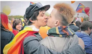  ?? FOTO: DPA ?? Zwei Männer küssen sich 2015 bei einer Demonstrat­ion am Internatio­nalen Tag gegen Homophobie, Transphobi­e und Biphobie in Sankt Petersburg.