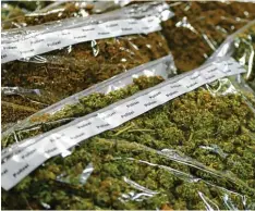  ?? Symbolfoto: Alexander Kaya ?? Ein 37 jähriger Landsberge­r soll 200 Gramm Marihuana in zwei Tüten aus dem Fens ter geworfen haben. Er bestreitet das.