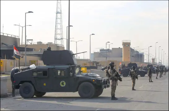  ??  ?? قوات أمن عراقية تحمي السفارة الأمريكية بعد هجوم تعرضت له قبل فترة