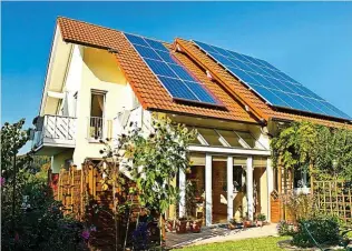  ?? ?? El autoconsum­o a través de la instalació­n de placas solares en las casas es una opción cada vez más demandada por los usuarios.