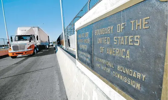  ?? JOSÉ LUIS GONZÁLEZ/REUTERS ?? Tráileres aguardan el paso hacia Estados Unidos en el puente de Ciudad Juárez, Chihuahua.