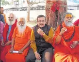  ?? HT PHOTO ?? Shia Waqf Board chairman Wasim Rizvi with mahant Narendragi­ri and others in Ayodhya on Sunday.