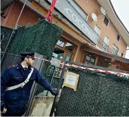  ??  ?? Il locale
I carabinier­i fuori dal Coconut di Cortenuova: Ahmed Ammerti fu ucciso a colpi di pistola il 12 gennaio del 2013