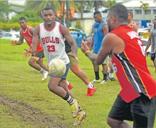  ?? Picture: JONACANI LALAKOBAU ?? Orisi Rinamalo prepares to catch the ball from a teammate during the Nasinu rugby team training session at the Valelevu grounds in Nasinu on Wednesday.