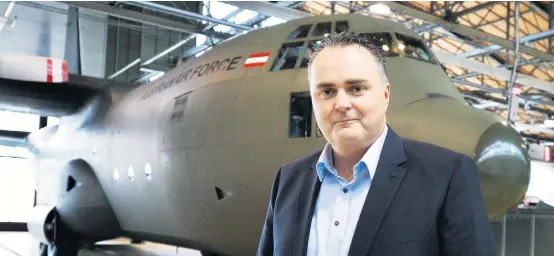  ??  ?? Heeresmini­ster Doskozil vor einer Hercules in Hörsching: Rückführun­gen mit der EU-Agentur Frontex sind gratis, rechnet das Innenresso­rt vor.