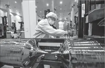  ?? XINHUA ?? An employee works on the production line of a new material manufactur­ing plant in Baotou, the Inner Mongolia autonomous region, on Thursday.