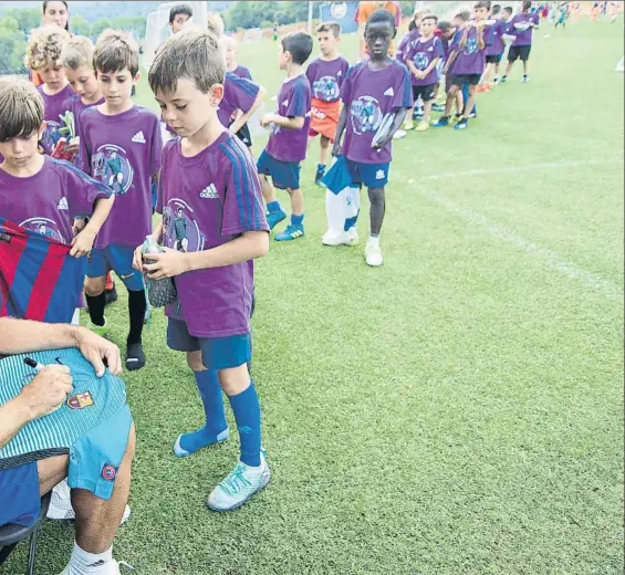  ??  ?? Xavi Hernández, con algunos de los 600 participan­tes de su campus de verano, que este año ha cumplido 20 ediciones. El ex capitán azulgrana disfrutó la semana pasada de una jornada completa con los niños y niñas en Santa Maria del Collell