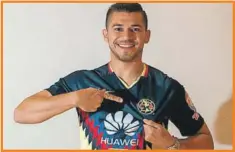  ??  ?? Henry Martín posa con la camiseta de su nuevo club, en una entrevista que ofreció para el diario “Récord”