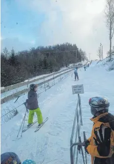  ?? FOTOS: PRIVAT ?? Mit dem Lift geht’s auf die Skipiste.