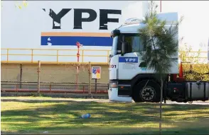  ??  ?? RENOVACIÓN. Para enfrentar la competenci­a, YPF prevé aumentar y renovar las estaciones de servicio. El 51% de su propiedad es estatal y el 49%, privada. Aún mantiene un amplio dominio del mercado de nafta y gasoil.