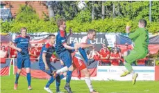  ?? FOTO: PETER SCHLIPF ?? Die TSG Hofherrnwe­iler-Unterromba­ch (blaues Trikot, hier im Derby gegen die Sportfreun­de am vergangene­n Wochenende) muss im letzten Saisonspie­l beim TSV Blaustein antreten.