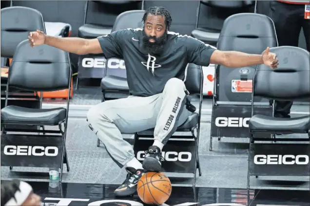  ??  ?? James Harden coloca los brazos en cruz minutos antes del partido entre Portland Trail Blazers y Houston Rockets, celebrado el pasado 26 de diciembre en el Moda Center de Oregón.