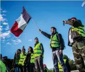  ??  ?? Des Gilets jaunes bloquent l’A8, près d’Antibes, en novembre 2018.