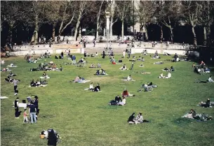  ?? KAY NIETFELD THE ASSOCIATED PRESS ?? Visitors maintain physical distancing in the Schoneberg city park in Berlin on Wednesday.