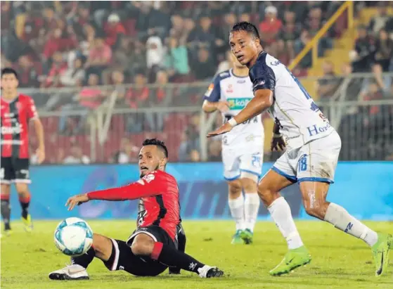  ?? JOHN DURÁN ?? El hondureño Alex López trata de incorporar­se para intentar controlar la pelota ante la mirada de Edder Munguío, defensor del Pérez Zeledón, en el Estadio Alejandro Morera Soto. Los sureños dieron la primera sorpresa del torneo al vencer a los manudos.