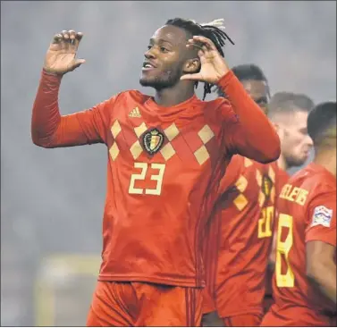  ??  ?? GOLEADOR. Michy Batshuayi celebra uno de los dos goles ante Islandia.