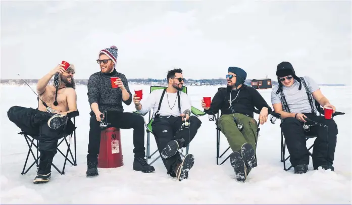  ??  ?? Les membres du groupe Lendemain de veille en pleine séance de pêche sur la glace : Mark Valois, Paul Théorêt, Marc-André Rioux, Jérémy Gendron et Benoît Joncas-Leblanc.