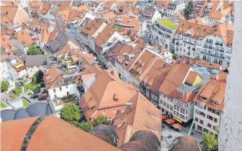  ?? ARCHIVFOTO: BERND ADLER ?? Die Ravensburg­er Oberstadt ist durch den Durchgangs­verkehr in der Burgstraße und Marktstraß­e erheblich durch Lärm und Abgase belastet. Eine Änderung dieser Situation ist nicht in Sicht.