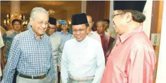  ?? BERNAMAPIX ?? ... Prime Minister Tun Dr Mahathir Mohamad, Sabah Chief Minister Datuk Seri Mohd Shafie Apdal (centre) and Sarawak Chief Minister Datuk Abang Johari Openg at a gathering of Sabah and Sarawak leaders with the premier at Seri Perdana in Putrajaya...