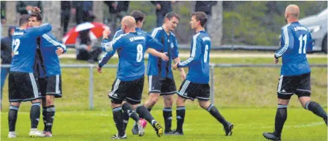  ?? FOTO: HKB ?? Freude beim SV Bubsheim: Die Spieler bejubeln den Treffer zum 4:2 von Marvin Moser (2. von links) gegen die SpVgg Trossingen und sammelten wichtige Punkte im Abstiegska­mpf.