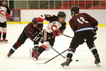  ?? CITIZEN PHOTO BY JAMES DOYLE ?? Brody Johnston of the Cariboo Minor Cougars tries to break free from a pair of South Island Royals checkers during a weekend series at Kin 1.