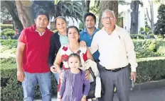  ??  ?? Leonides viajó con su familia desde el municipio de Macuspana, Tabasco, tierra natal del presidente Andrés Manuel López Obrador, para conocer Los Pinos.