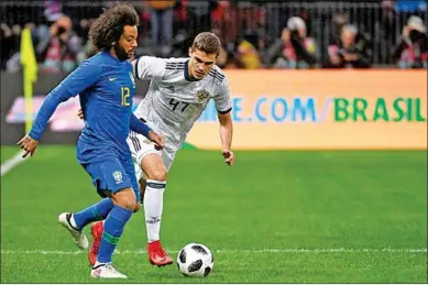  ??  ?? Willian van Brazilie probeert langs een verdediger van Rusland te gaan. (Foto: ESPN)