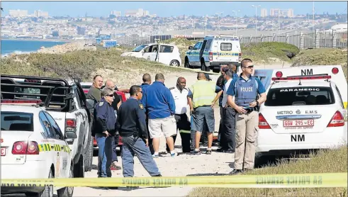  ?? Pictures: EUGENE COETZEE ?? ANXIOUS VIGIL: Police and emergency services staff gather at Brighton Beach in Port Elizabeth after the body was found