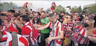  ??  ?? Oblak, rodeado de aficionado­s del Atlético en los exteriores del estadio José Zorrilla.
