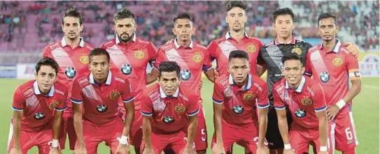  ?? [ FOTO MUHAMMAD ZUHAIRI ZUBER / BH ] ?? Barisan kelantan terselamat dari pemotongan tiga mata.