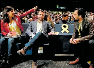  ?? ALBERTO ESTÉVEZ / EFE ?? Barcelona. Roger Torrent (der.), el coordinado­r general de ERC, Pere Aragonés y Marta Vilalta, en el congreso.