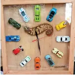  ??  ?? Running on wheels: Custom-made clock