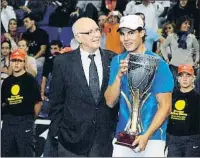 ?? EUROPA PRESS / EP ?? Una fita Andrés Gimeno es va convertir el 1960 en el primer tennista espanyol a tenir a les vitrines el Trofeu Godó (imatge de l’esquerra). A la dreta, amb Rafael Nadal durant l’homenatge que se li va fer a Gimeno l’any 2011