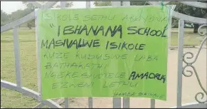  ?? IZITHOMBE NGU: PHUMLANI GAMA ?? LAWA ngamabhodi abephanyek­we esangweni laseSiphon­dweni High School, eMboza, emuva kokuba kubuyiswe abafundi abasolwa ngokutheng­isa amakhekhe athakwe ngezidakam­izwa.