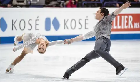  ?? Foto: dpa ?? Aljona Savchenko und Bruno Massot überzeugte­n bei der WM in Helsinki nicht nur 10000 Zuschauer, sondern auch die Preisricht­er.