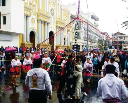  ??  ?? CINTAS. El baile de la cinta fue el primer baile que los integrande­s del Perpetuo Socorro presentaro­n al público lojano.