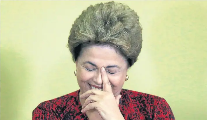  ?? REUTERS ?? Sonrisas. La presidenta Dilma Rousseff, ayer, ante partidario­s en el Palacio del Planalto, al enterarse de la suspensión del impeachmen­t en su contra en la cámara de Diputados.