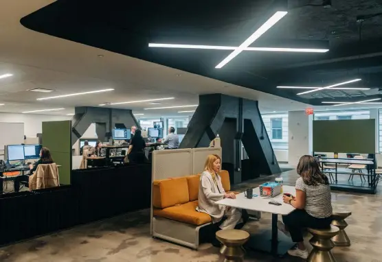  ?? Jeenah Moon, © The New York Times Co. ?? Workers at the offices of HSBC in New York on Wednesday. The office has been modified to accommodat­e more flexible schedules, replacing rows of open-plan terminals with more tables to encourage collaborat­ion.