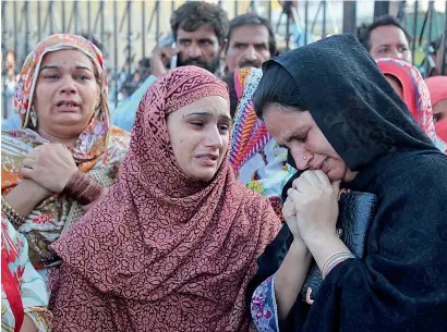  ?? APP ?? Relatives of bomb victims mourn outside the General Hospital in Lahore on Monday. —